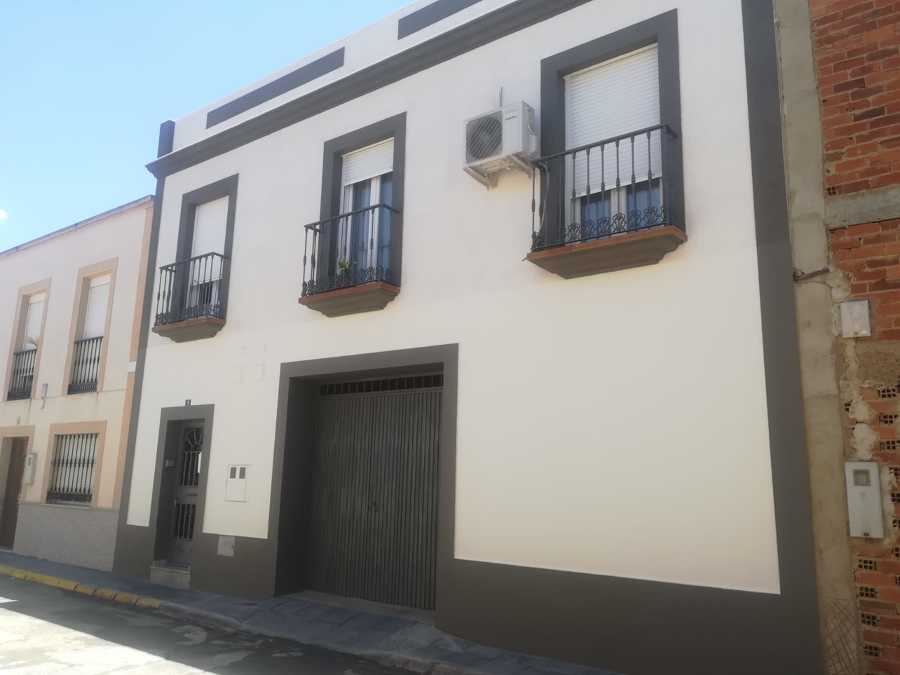 FACHADA RENOVADA CON CORCHO PROYECTADO EN DOS COLORES