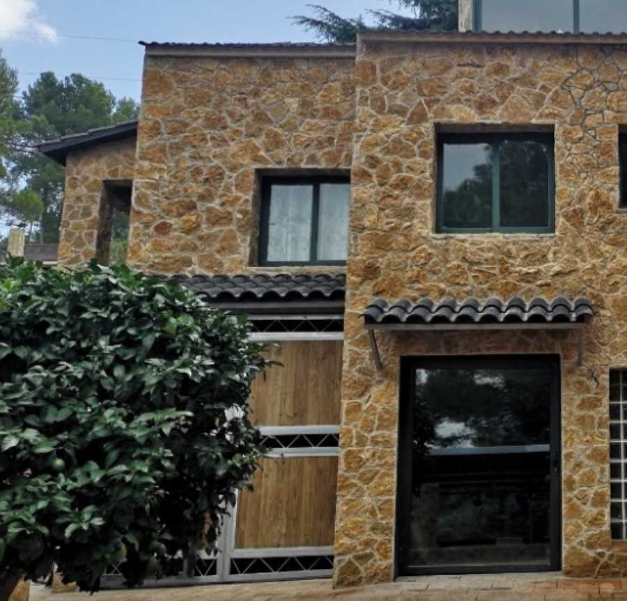 fachada rustica con piedra amarilla