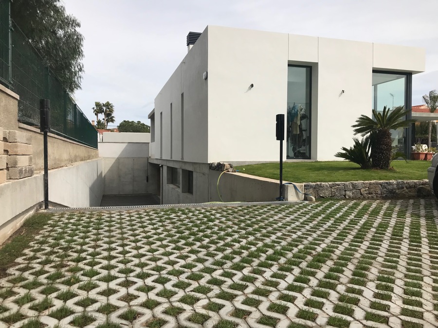 FACHADA SUR. ACCESO A PLANTA SÓTANO