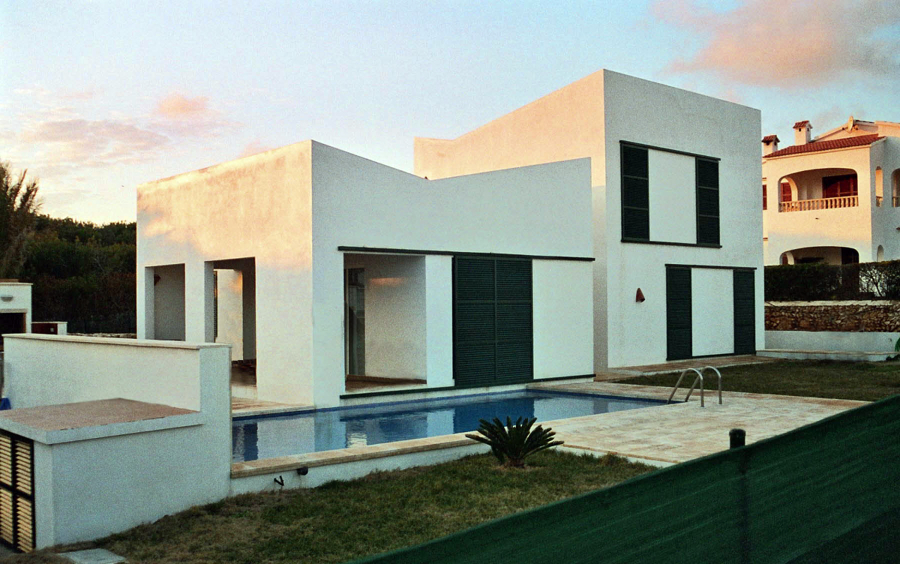 FACHADA SUR-ESTE Y PISCINA