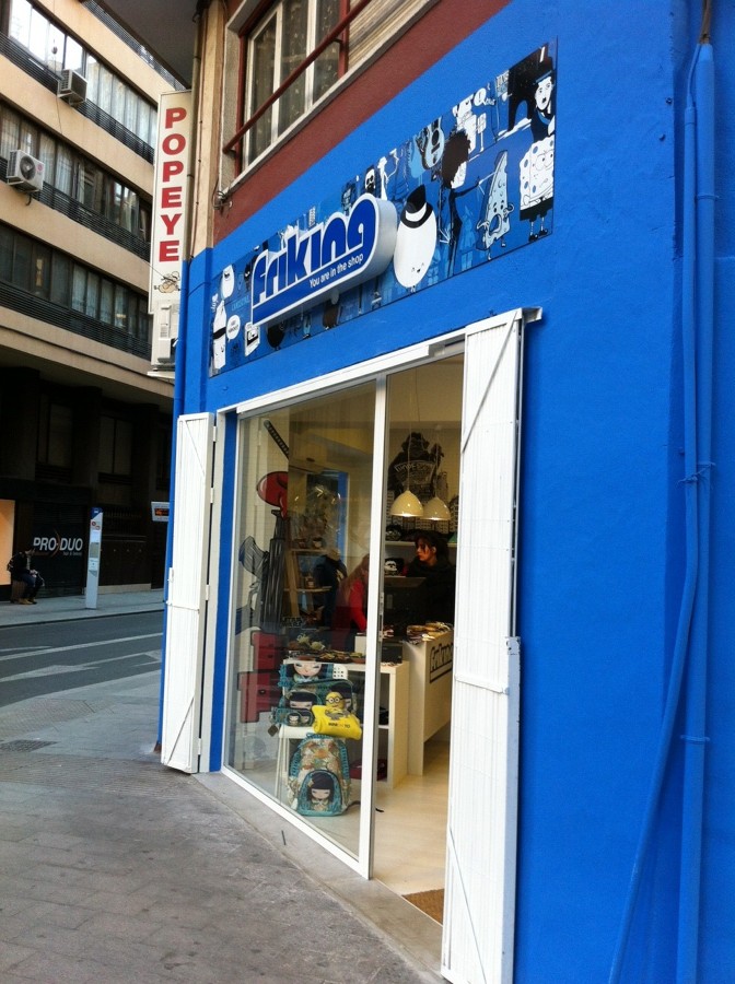 Fachada tienda - corporativos, entrada y escaparate