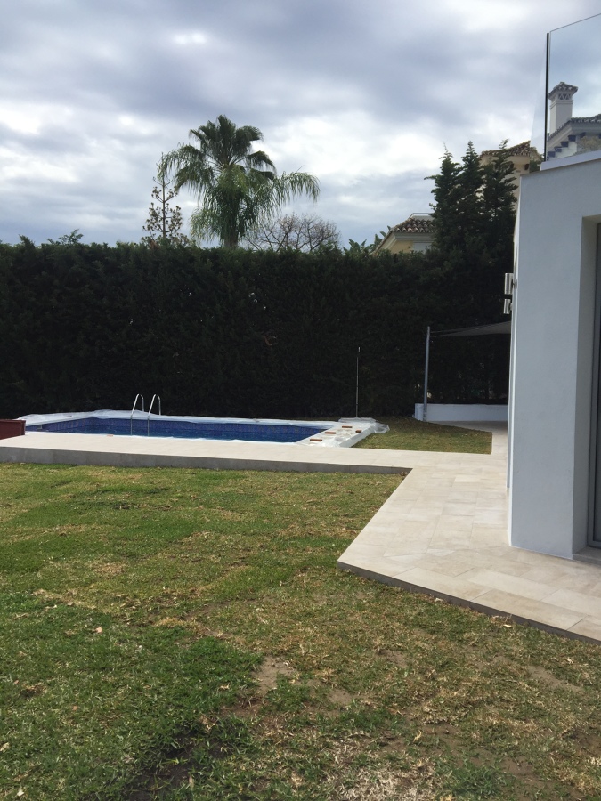 Fachada trasera a piscina