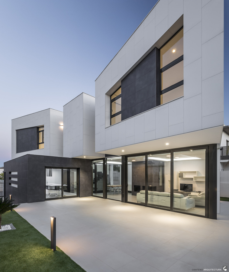 Fachada trasera atardecer