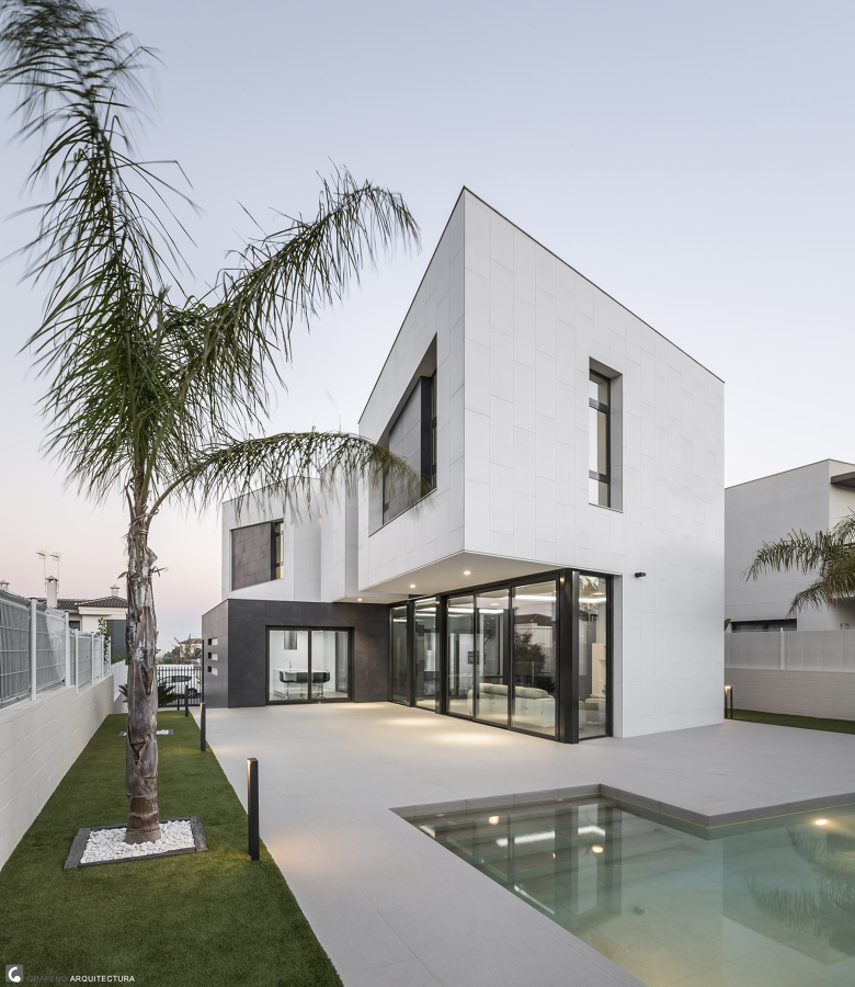 Fachada trasera atardecer