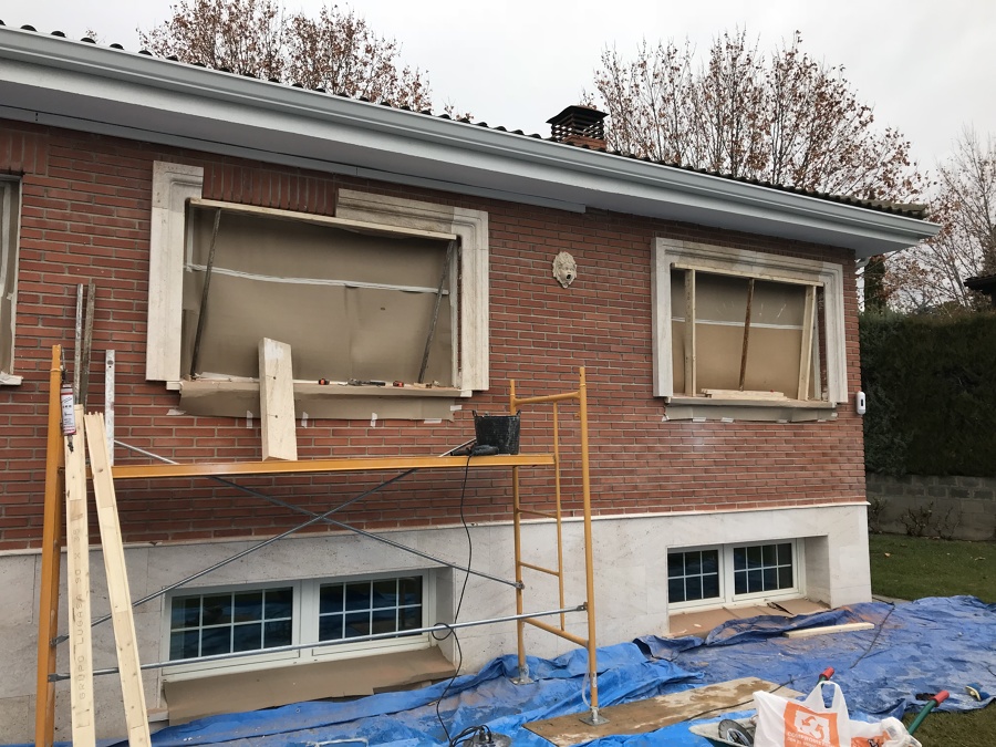 Fachada trasera. Molduras piedra ventanas