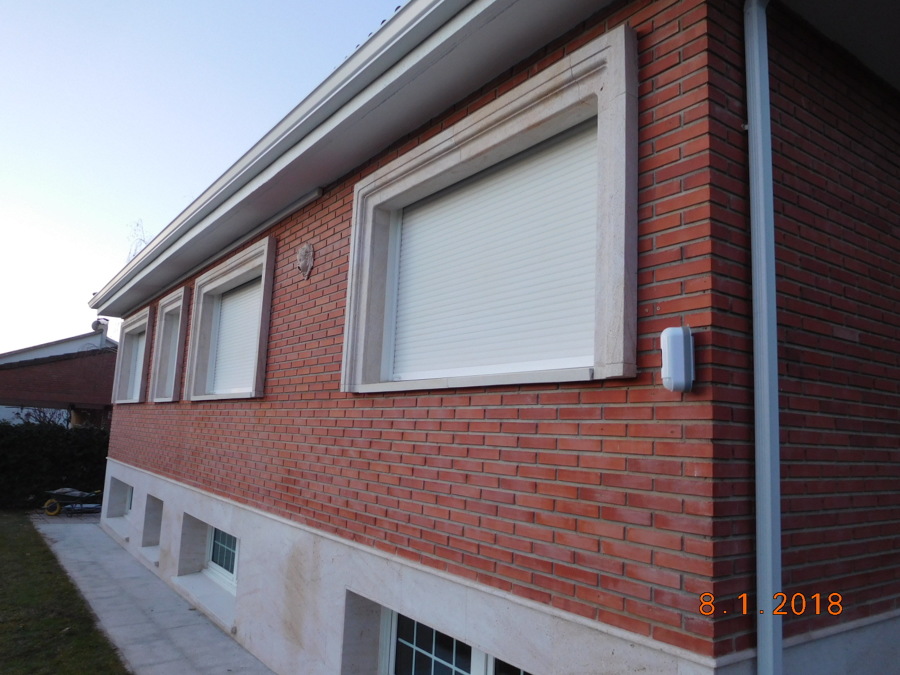 Fachada trasera. Molduras piedra ventanas