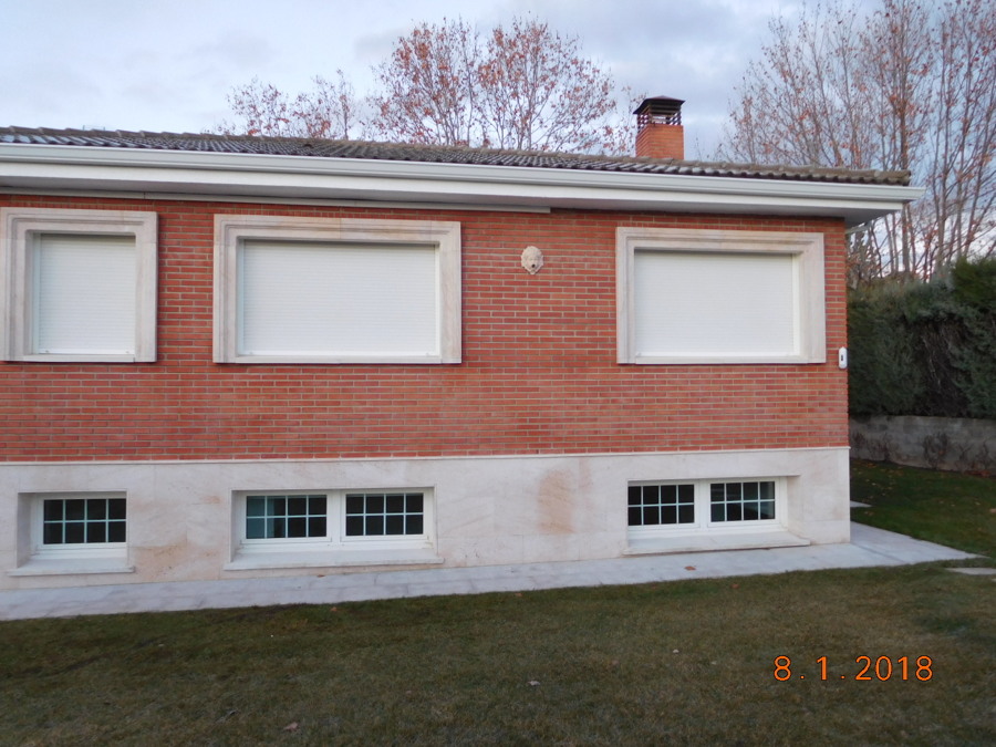 Fachada trasera. Molduras piedra ventanas
