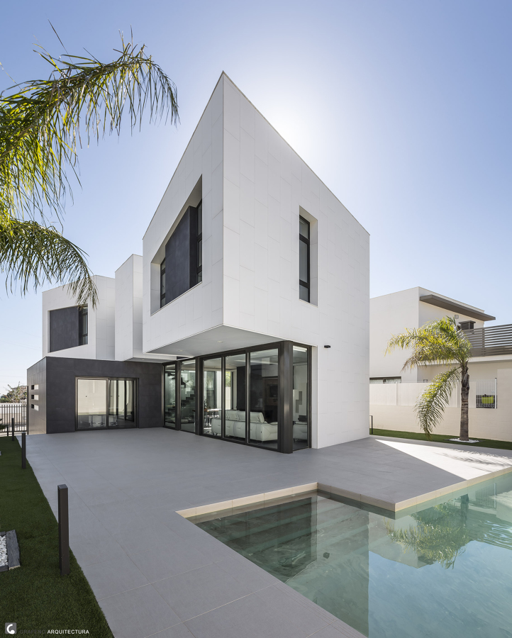 Fachada trasera- pisicina y jardín