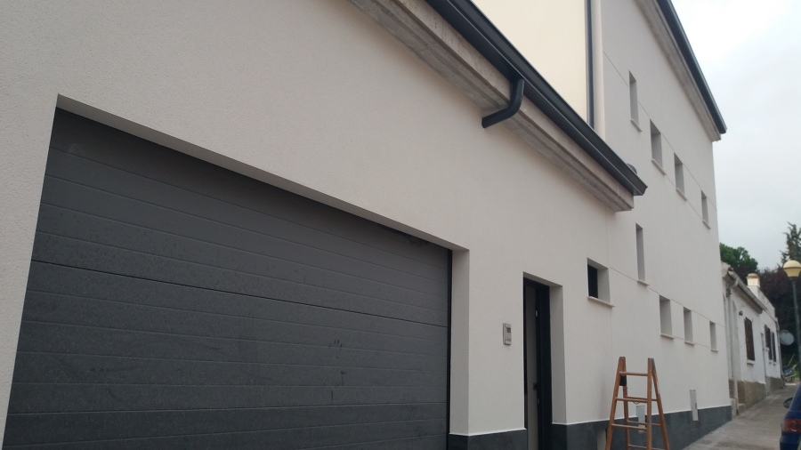 Fachada trasera y garaje.