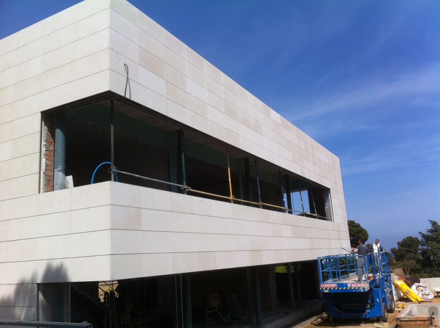 Fachada ventilada con piedra caliza