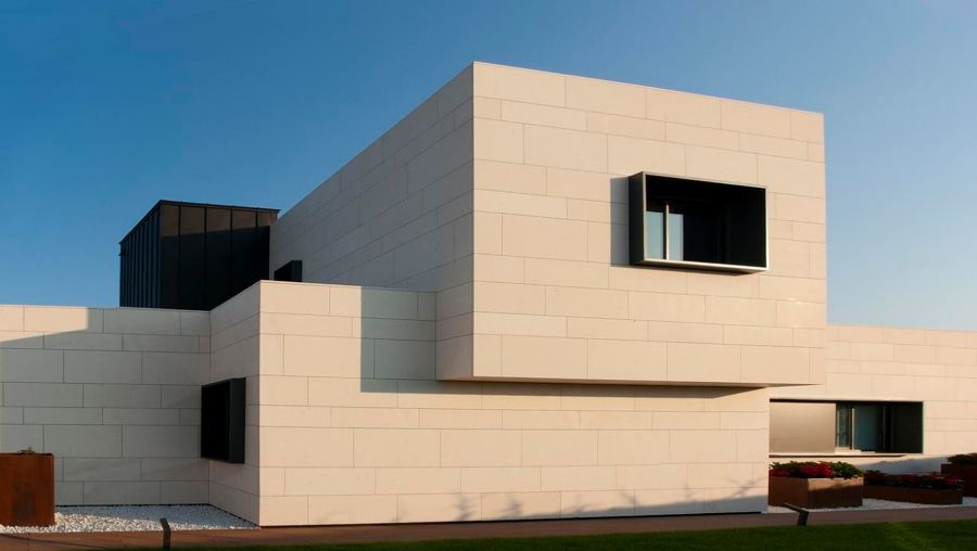 fachada ventilada de piedra caliza