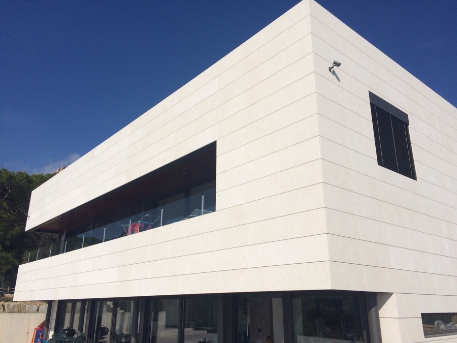 Fachada ventilada piedra caliza. www.aplacadosfecomar.com