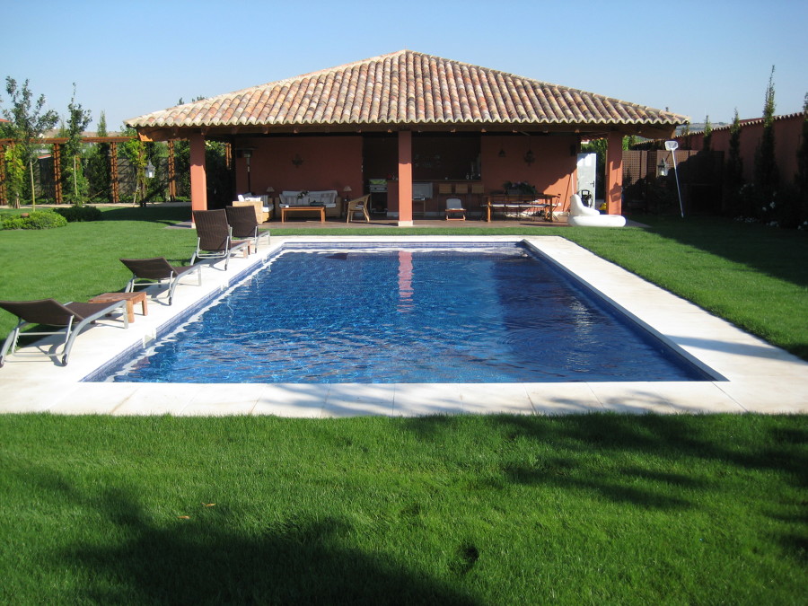 Fachada vivienda y piscina