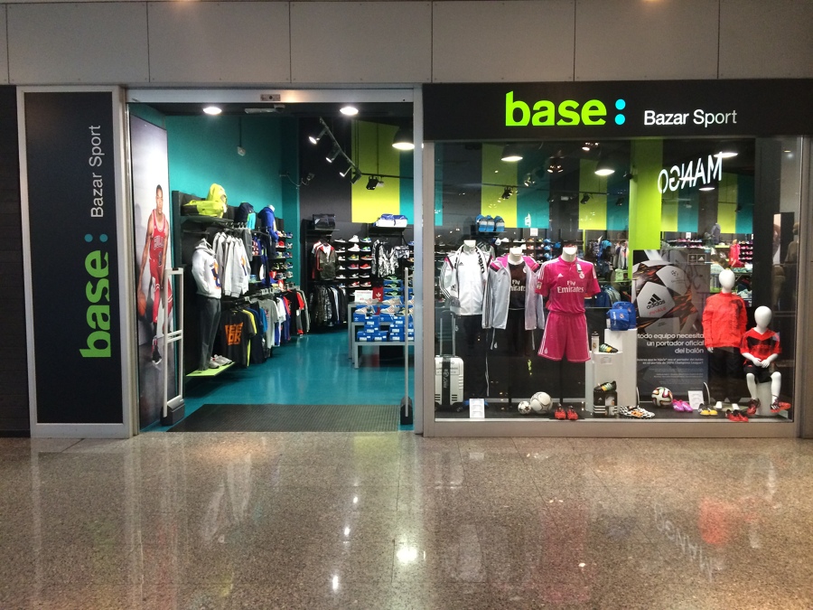 Fachada y escaparate de la tienda antes de reforma