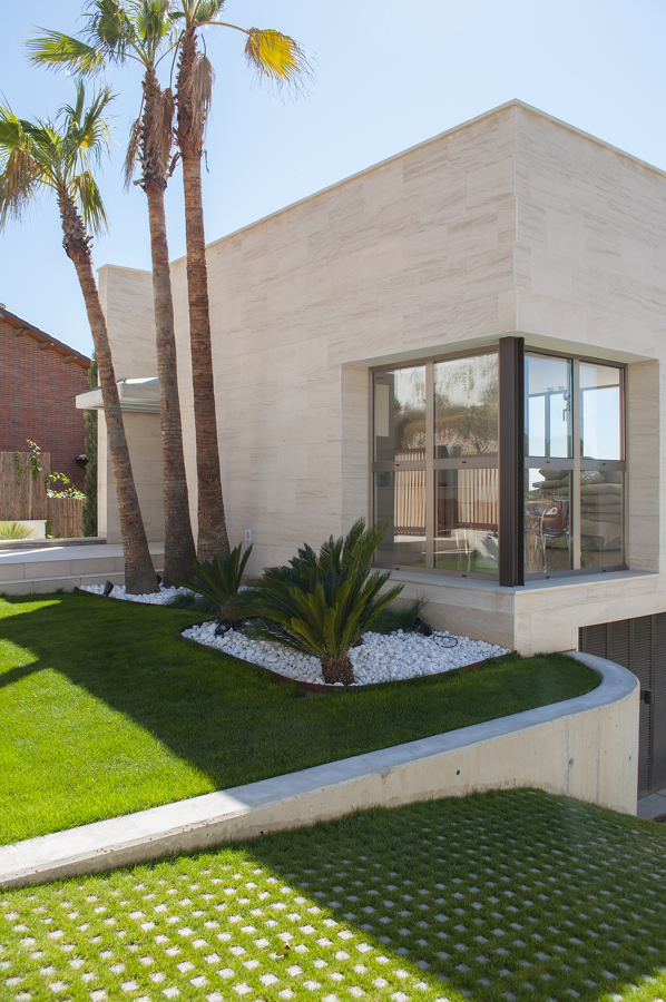 FACHADA Y PARKING INFERIOR