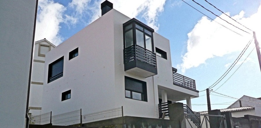 Fachadas principal y lateral