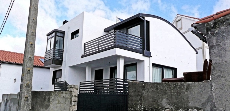 Fachadas principal y lateral