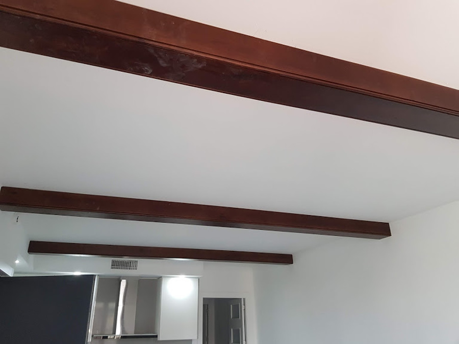 Falsas vigas en cocina terminada.
