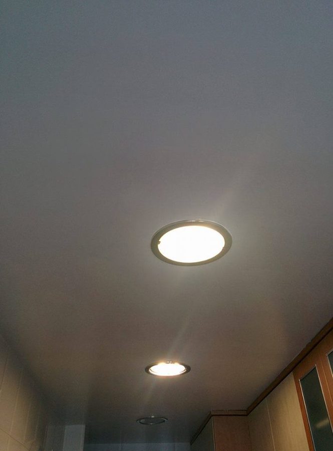 Falso techo con focos empotrados led
