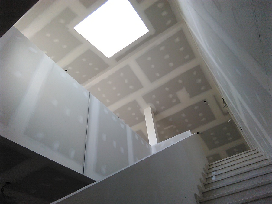 Falso techo con lucernario