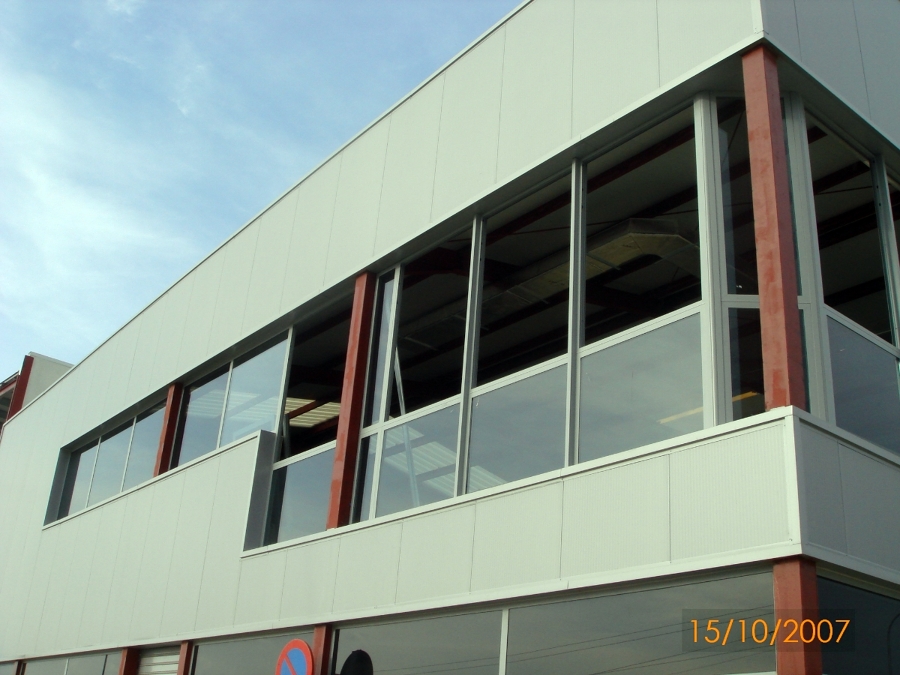 Fase cerramiento de fachada, carpinterías.