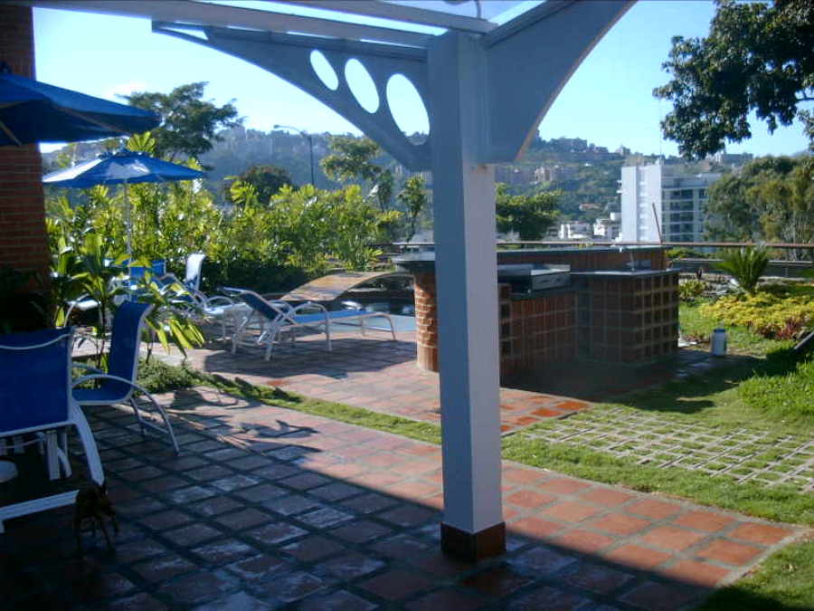 Piscina, zona de parrillera y solarium