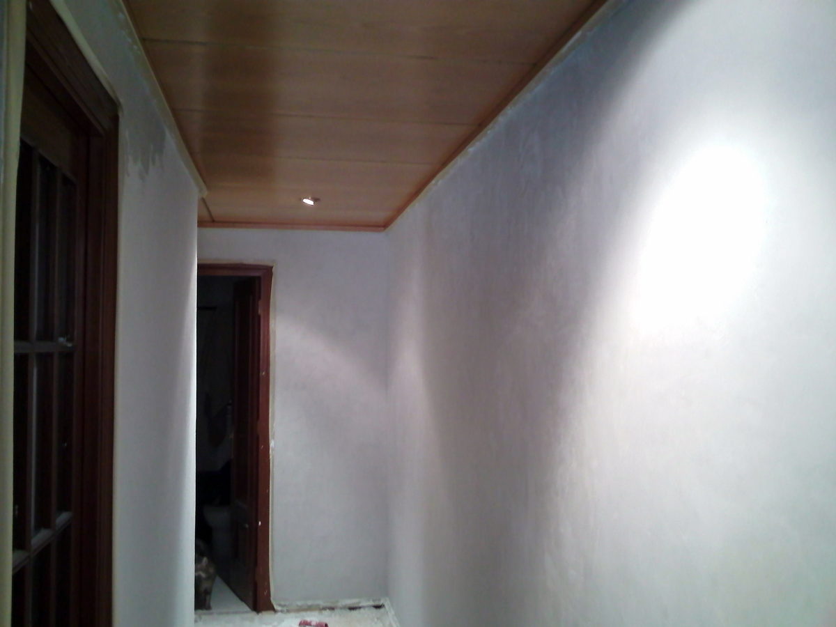 Superficie del pasillo en proceso de tratamiento