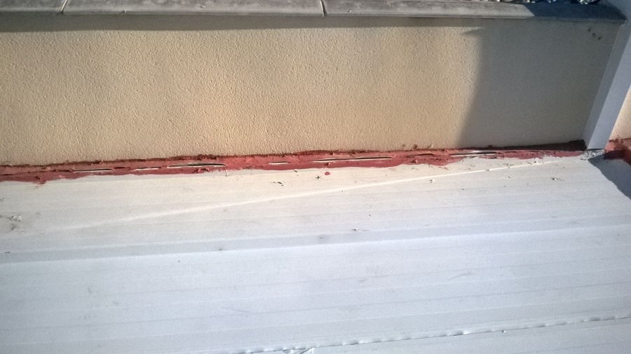 Filtración lateral por juntas abiertas en el caucho.