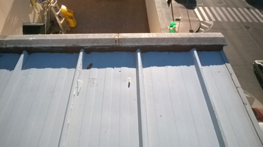 Filtraciones por encuentro con el muro y la piedra.