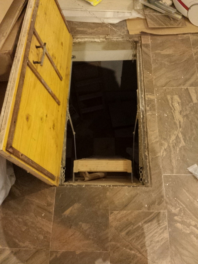 final de acceso de trampilla al sótano