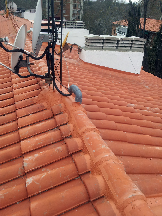 Finalización tejado, chimenea y antena