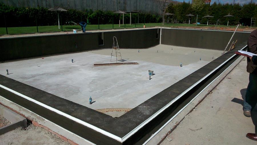 Finalizado el hormigonado y el impermeabilizado del vaso.