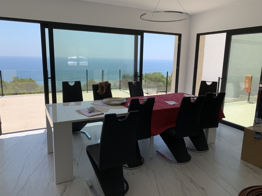 Firma de ppto. acordado en el interior de la casa