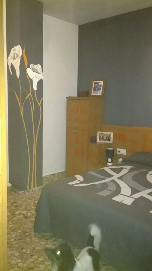 flor y pintura sobre gotelé