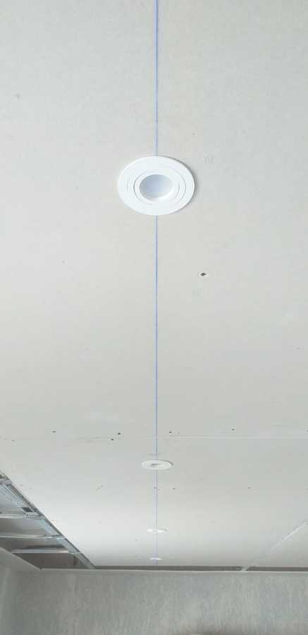 Focos ajustables en blanco mate