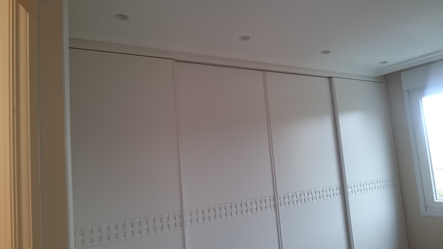 Focos apagados en habitación/armario