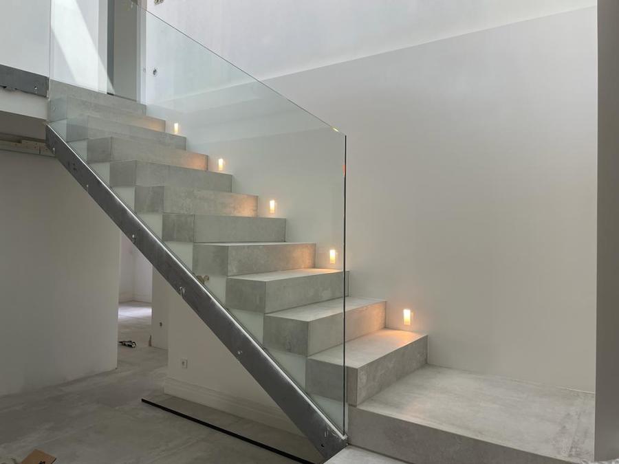 focos invisibles en escalera