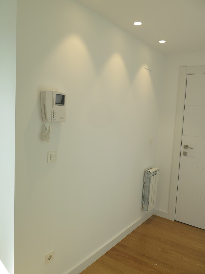 Focos LED en entrada.