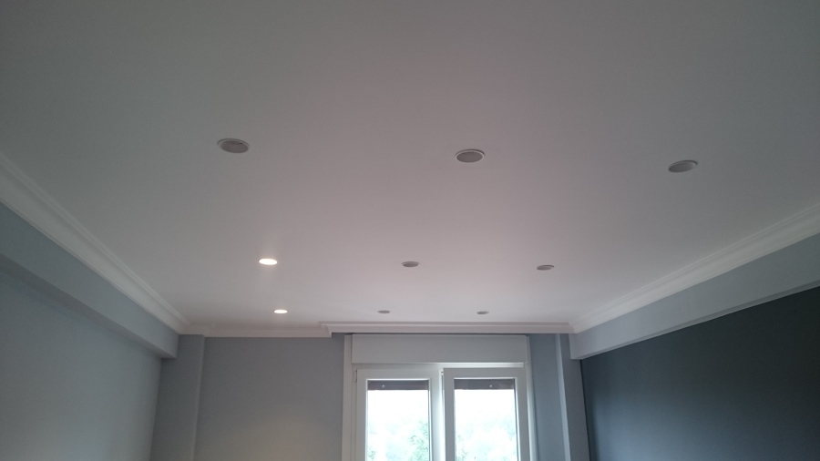 Focos salón dividido en partes con focos regulables en intensidad