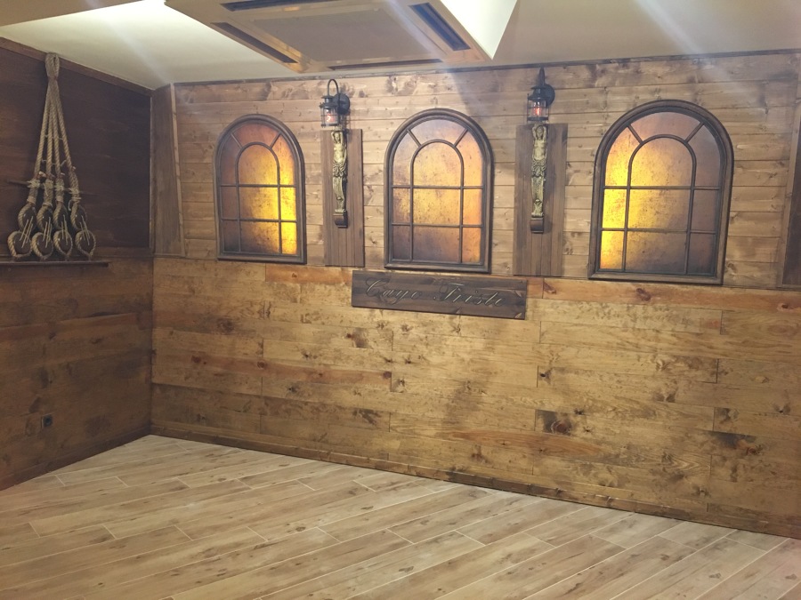 forado y decorado con madera de paredes  y techos de pladur