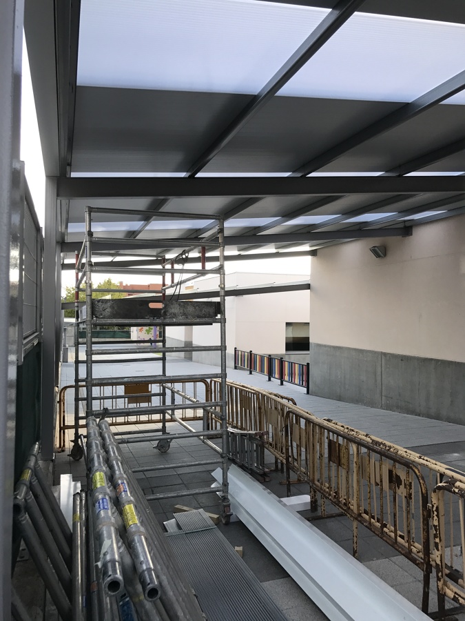 FORMACION DE PERGOLA CON ESTRUCTURA DE ALUMINIO Y PANEL SANDWICH