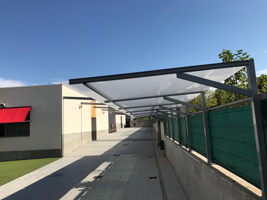 FORMACION DE PERGOLA CON ESTRUCTURA DE ALUMINIO Y PANEL SANDWICH