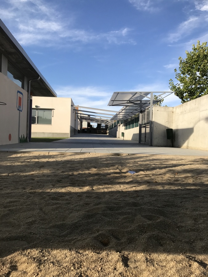 FORMACION DE PERGOLA CON ESTRUCTURA DE ALUMINIO Y PANEL SANDWICH