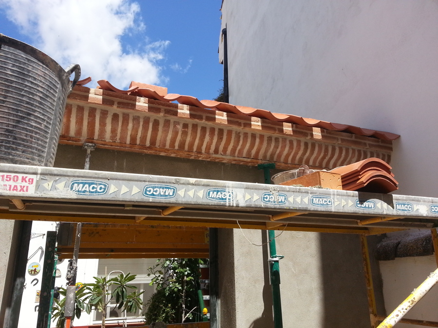 Formación  de tejadillo sobre sardinel con teja curva nueva