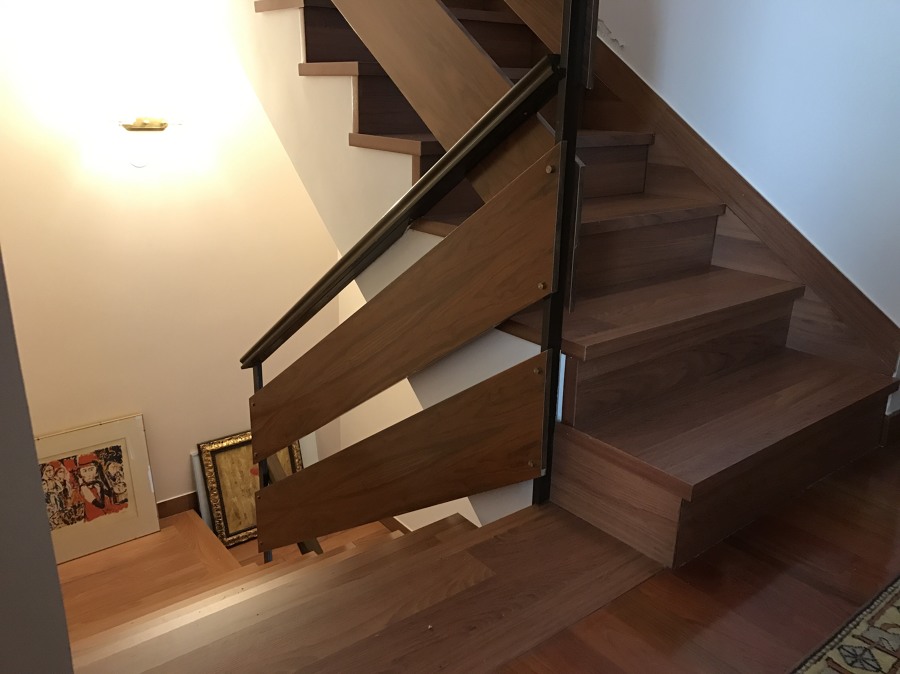 Forrado de escalera con laminado en Jatoba