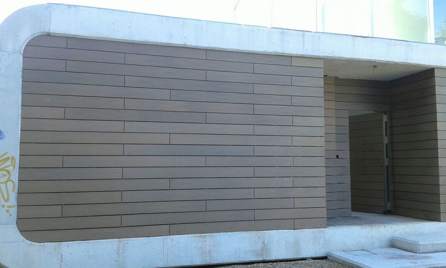 Forrado de fachada de vivienda particular. Somo