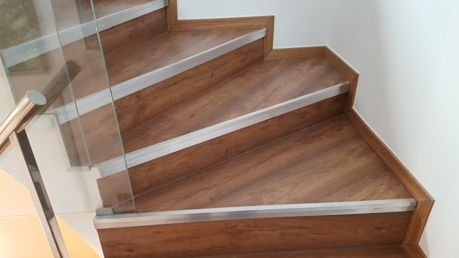 Forrado de los peldaños, puerta corredera de cristal