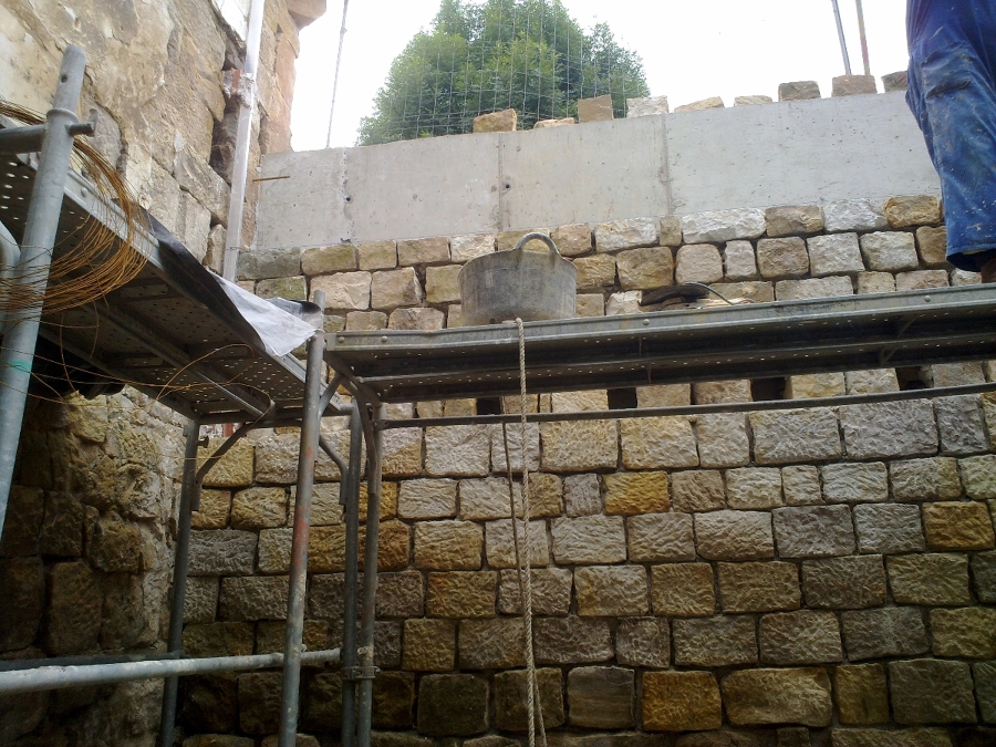Forrado de muro con mampostería