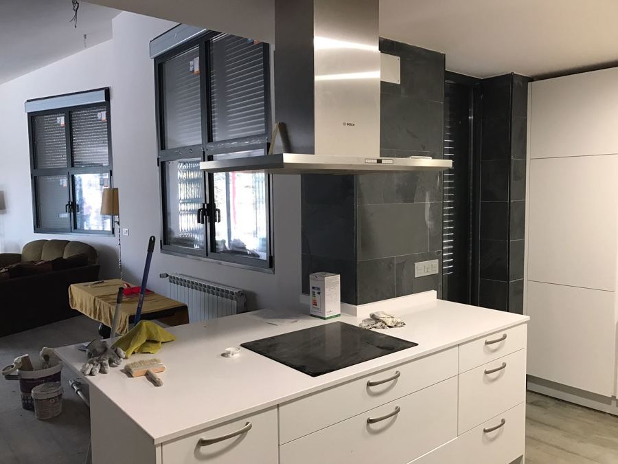 Forrado de piedra de la cocina, igual a la chimenea del salón