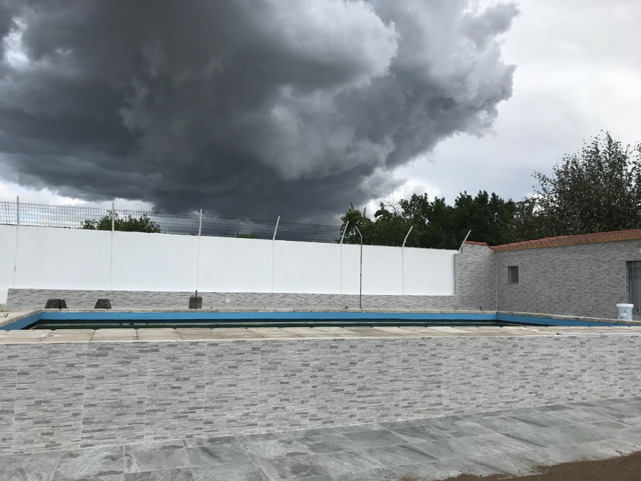Forrado de piscina en piedra.